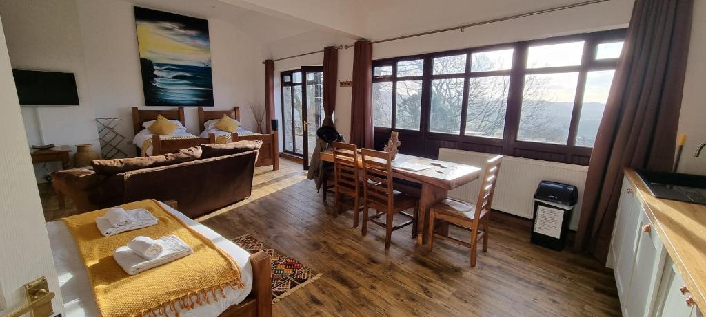 uma sala de estar com uma mesa e uma sala de jantar em Scafell and Wasdale Cottages em Nether Wasdale