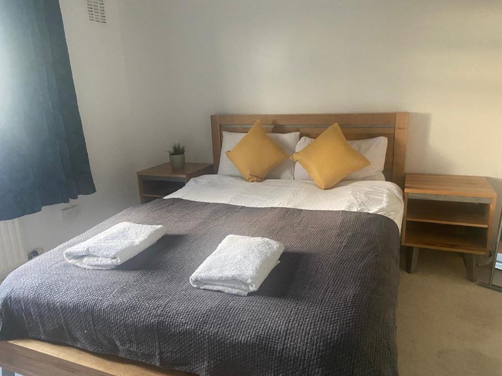 1 dormitorio con 1 cama con 2 toallas en Cheltenham ,Gloucestershire,United Kingdom, 