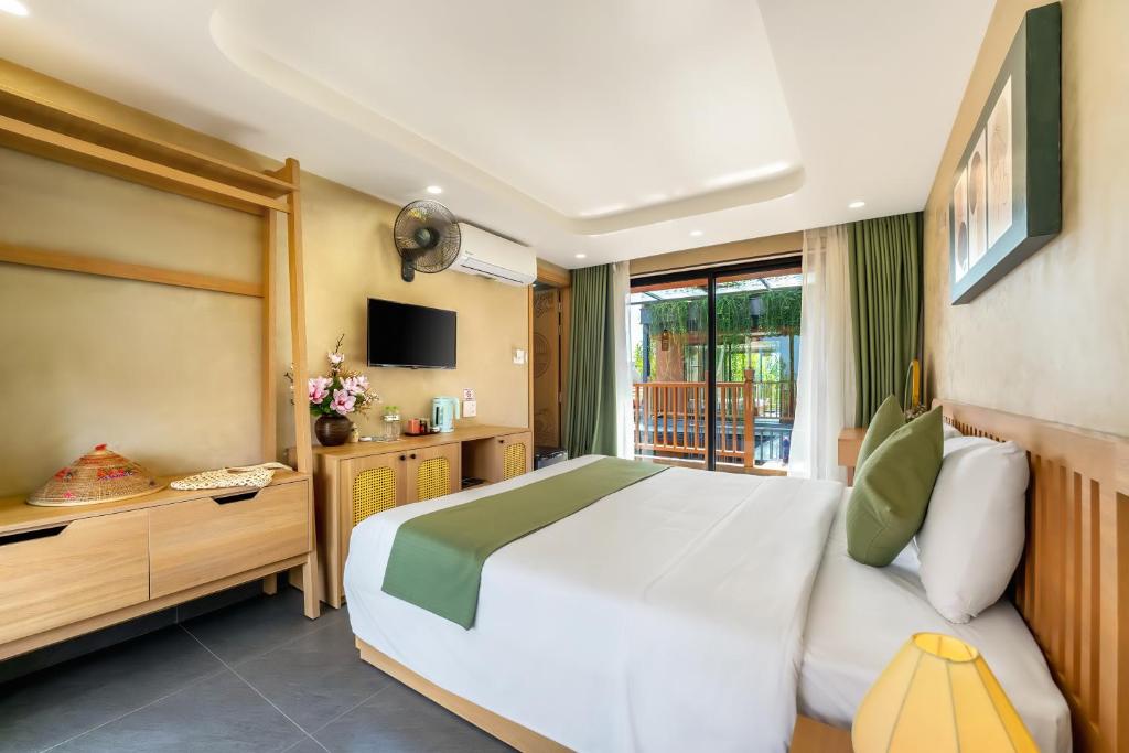 Postel nebo postele na pokoji v ubytování The Linh Seaside Villa Hoi An