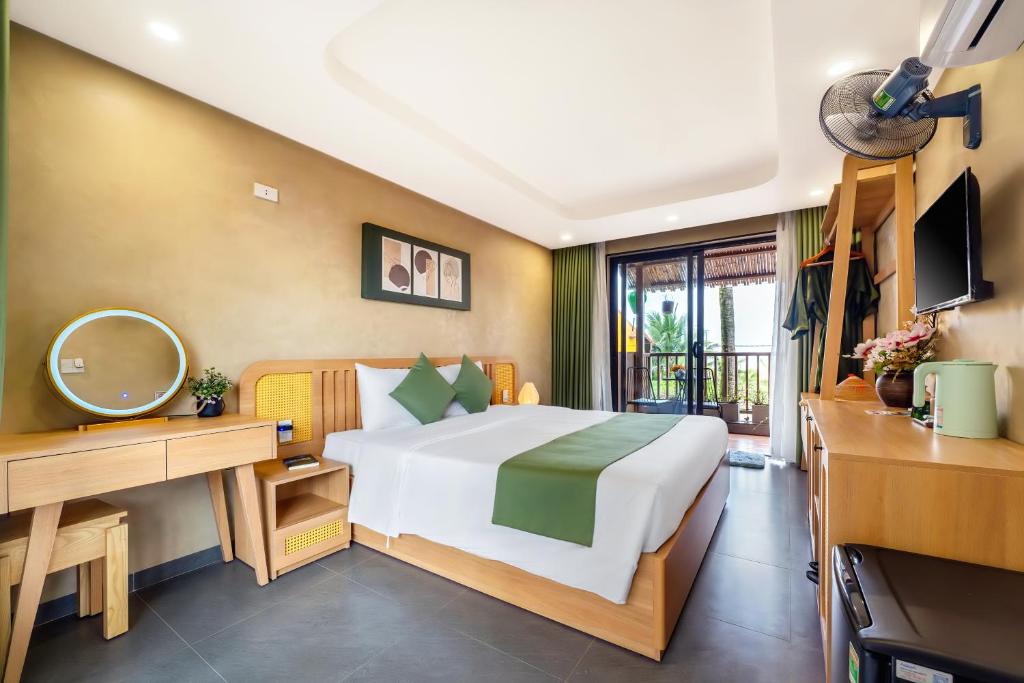 TV a/nebo společenská místnost v ubytování The Linh Seaside Villa Hoi An