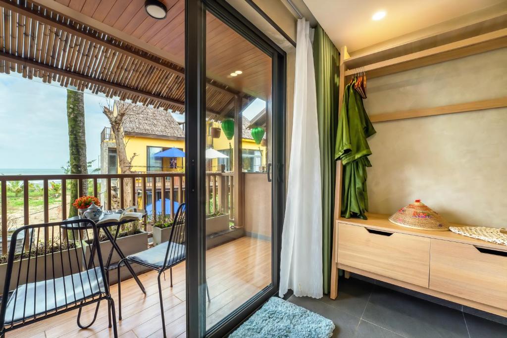 Balkón nebo terasa v ubytování The Linh Seaside Villa Hoi An