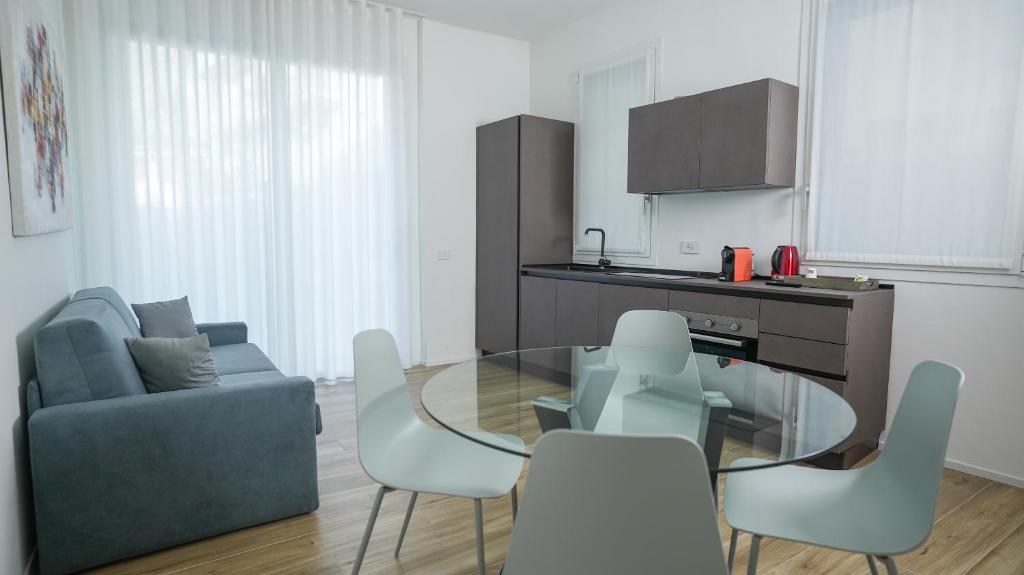 a living room with a glass table and chairs at Palazzo Gilberto in Padova