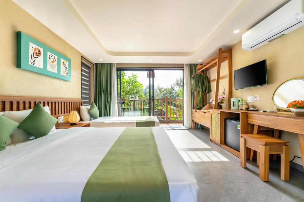 Postel nebo postele na pokoji v ubytování The Linh Seaside Villa Hoi An