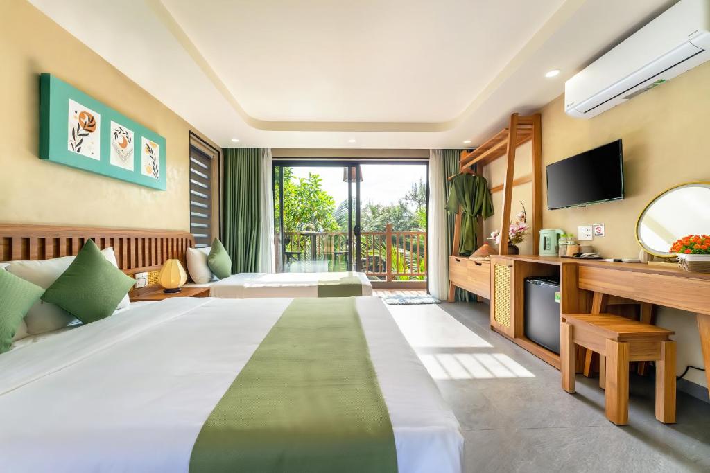 Postel nebo postele na pokoji v ubytování The Linh Seaside Villa Hoi An