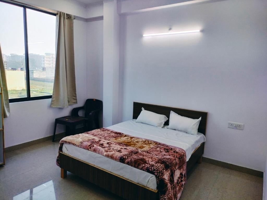 En eller flere senge i et værelse på Hotel Rajput