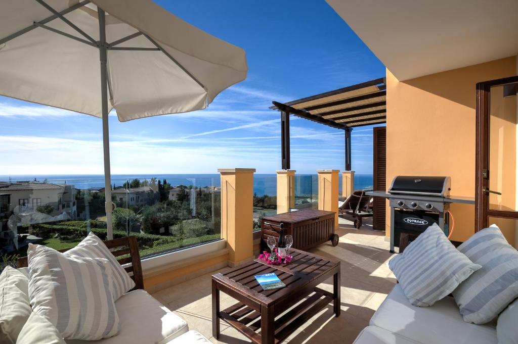 En sittgrupp på 2 bedroom Apartment Thalassa with sea and sunset views, Aphrodite Hills Resort