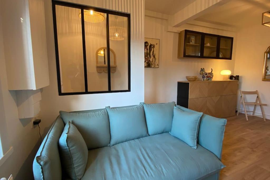 - un canapé bleu dans le salon dans l'établissement Croix Centre, Maison rénovée - Maison SEB, à Croix