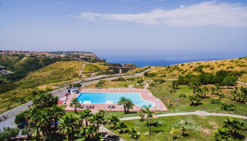 una vista aérea de un complejo con piscina en HOTIDAY Resort San Nicola, en San Nicola Arcella