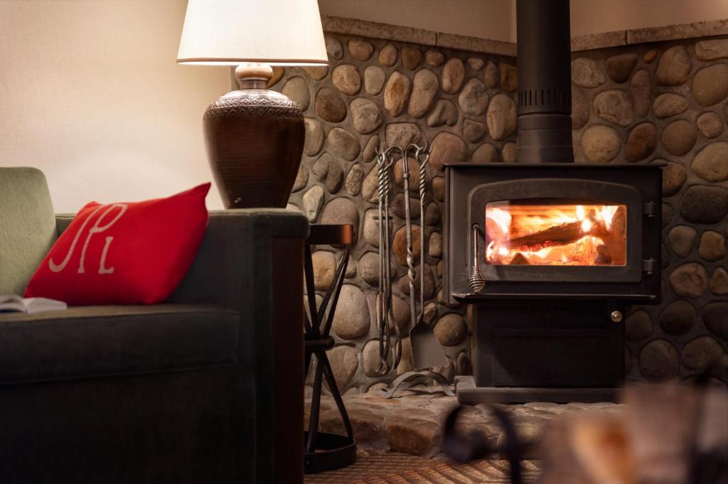 Fairmont Jasper Park Lodge - Junior King Suite With Fireplace