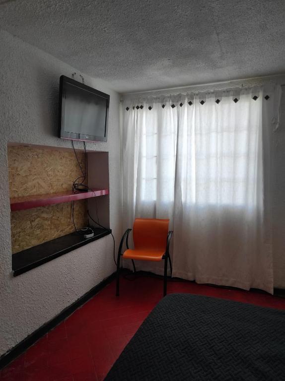 TV a/nebo společenská místnost v ubytování Hotel chimenea calle 100