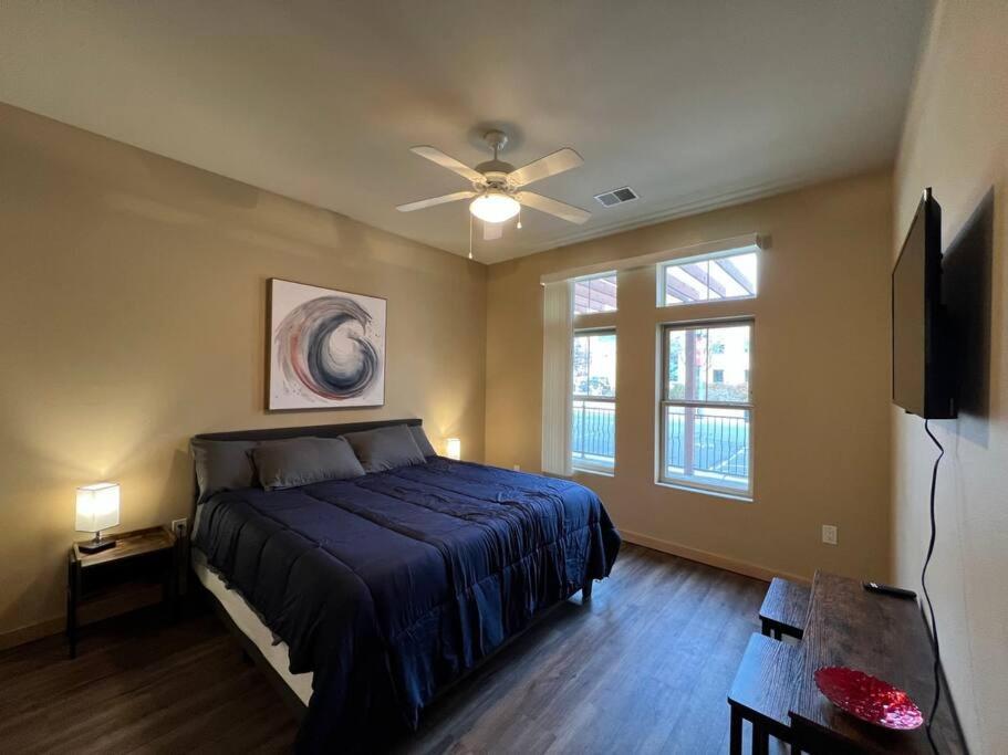 1 dormitorio con 1 cama y ventilador de techo en Cannery Square Unit - 106 by Patriot Properties, en Sun Prairie