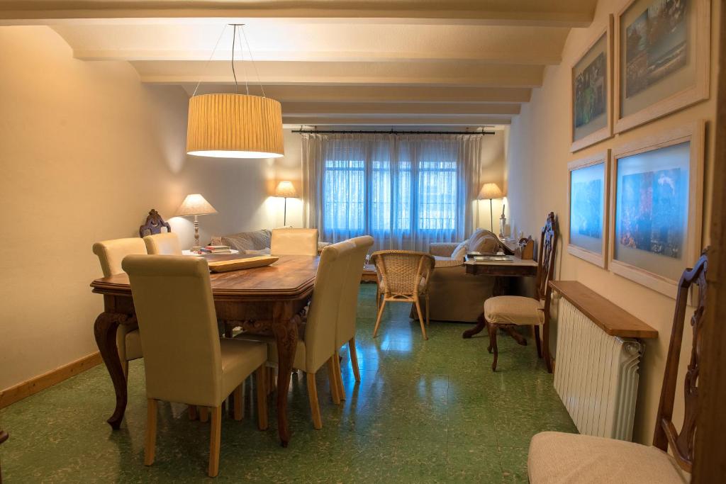 A seating area at Cal Barceló