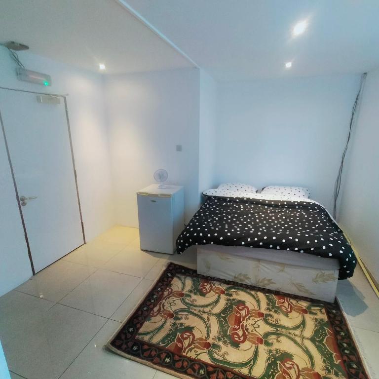 una camera con un letto e un tappeto sul pavimento di VINOX PROPERTY a Chatham