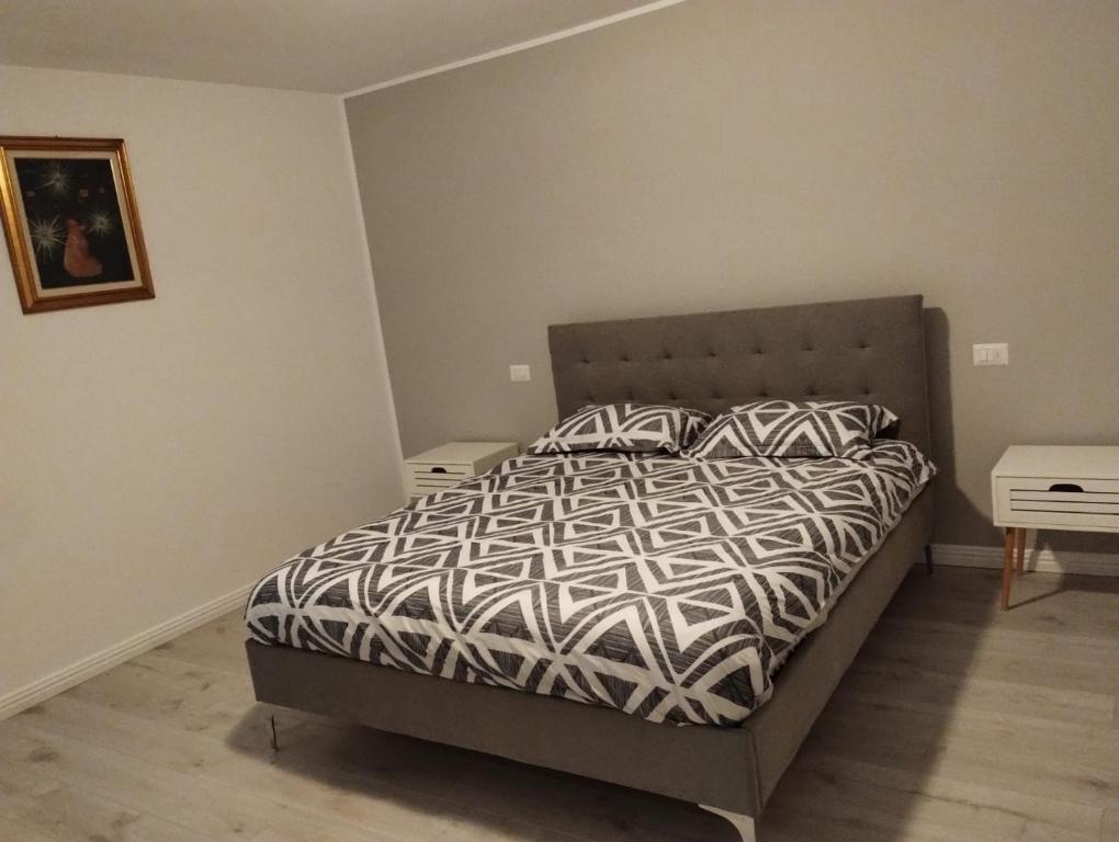 - une chambre avec un lit et une couette noire et blanche dans l'établissement Casa Mont Blanc Cavnic, à Cavnic