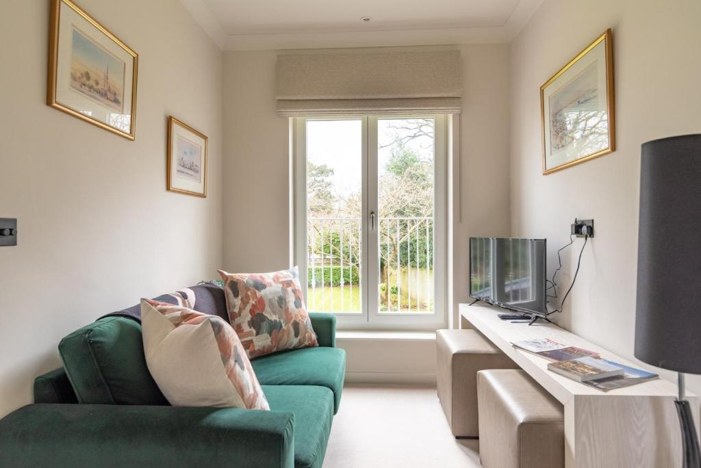 a living room with a green couch and a tv at Near Major Attractions Comfortable TV in Bath