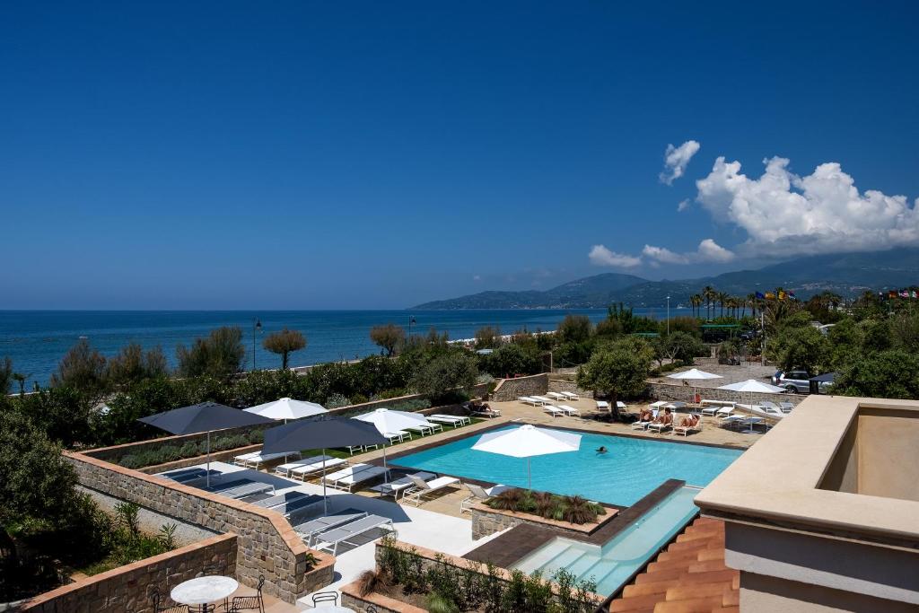 uma vista aérea de um resort com uma piscina em OLIVETO A MARE - Suite & Apartment em Ascea