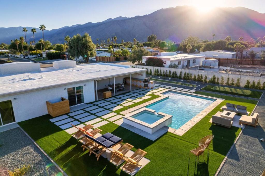 - une vue aérienne sur une maison avec une piscine dans l'établissement Sunny Vista Pool And Spa Home With Mountain Views, à Palm Springs