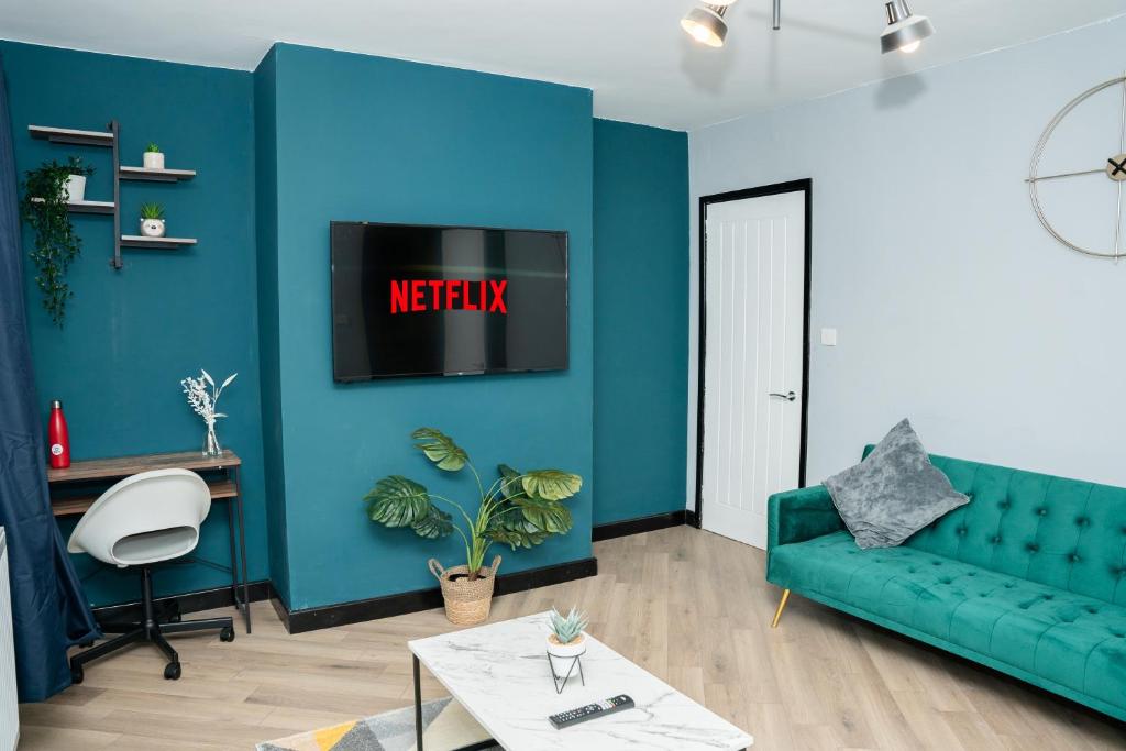 sala de estar con paredes azules y sofá azul en A modern home close to city centre with parking en Killingbeck