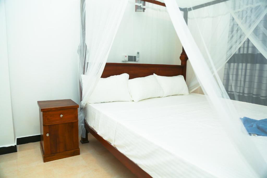 Postel nebo postele na pokoji v ubytování Camellia Hotel & Restaurant Mirissa