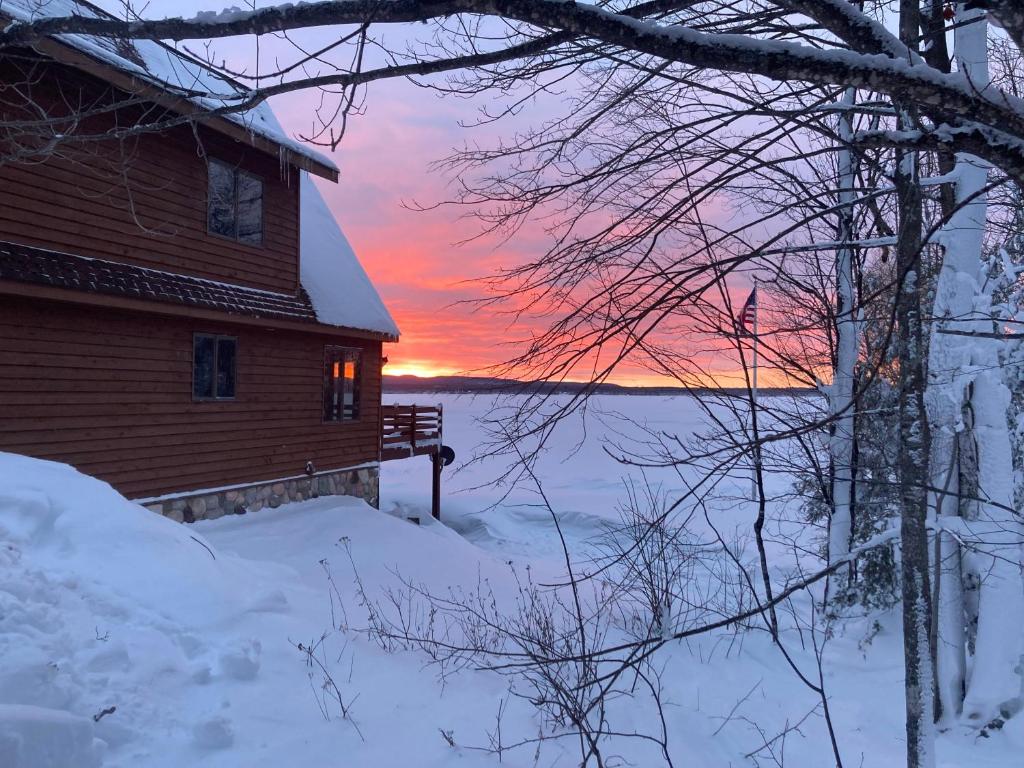 BerglandにあるElk House Hideaway with hot tub sauna & lakefrontの雪家