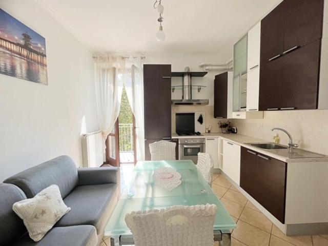 salon z kanapą i stołem w kuchni w obiekcie Appartamento confortevole con terrazza w Como