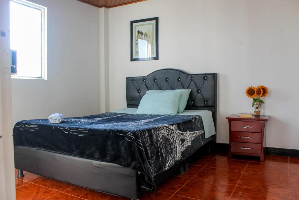 Ліжко або ліжка в номері HOSTAL LIBANO TOLIMA