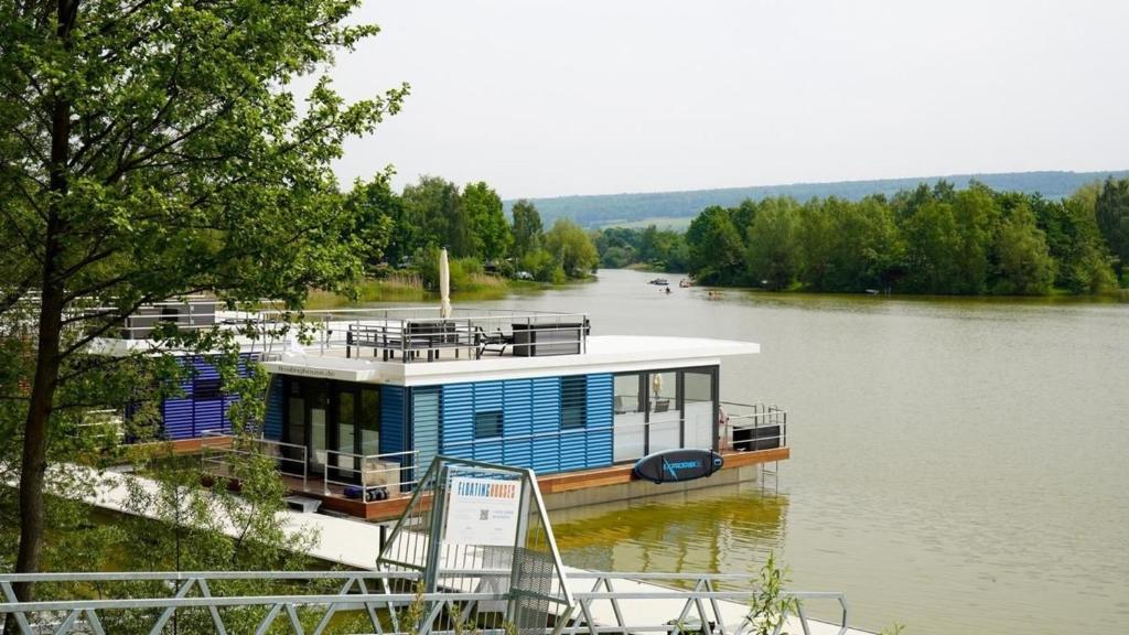 a boat is docked on a river at Hausboot Möwenschiss - LP3 in Höxter