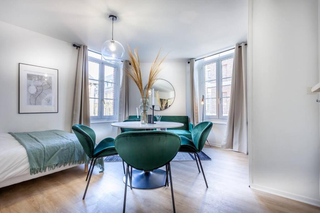 une pièce avec une table, des chaises et un lit dans l'établissement La Suite : studio Hypercentre - Cathédral, à Amiens