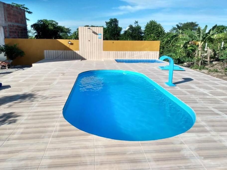 ein großer blauer Pool auf dem Dach in der Unterkunft Casa no Campo in Senhor do Bonfim