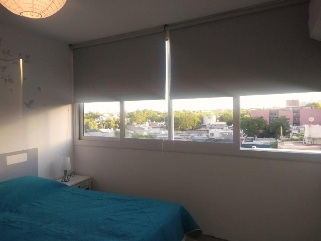 1 dormitorio con cama y ventana con vistas en COZY II DEPARTAMENTO EN PLENO CENTRO DE MENDOZA en Mendoza