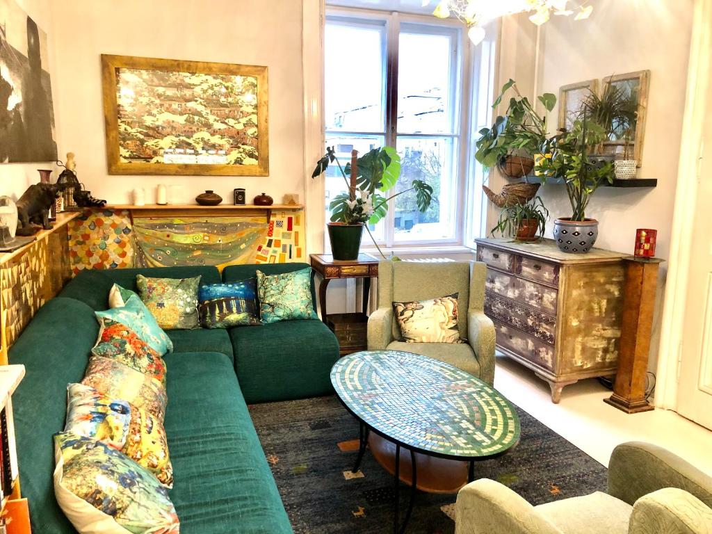 ブダペストにあるSzentkirályi Art Studioのリビングルーム(緑のソファ、テーブル付)