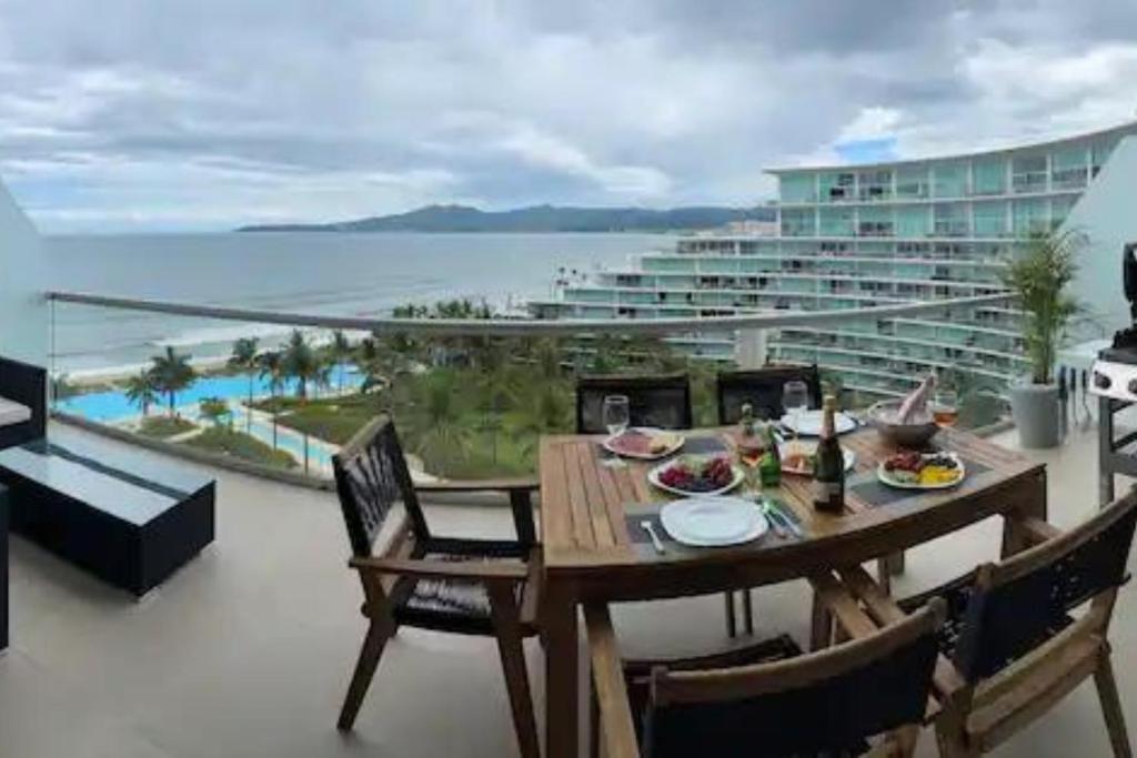 ein Tisch auf einem Balkon mit Blick auf das Meer in der Unterkunft Espectacular Apartamento en nueva Vallarta Mexico in Nuevo Vallarta