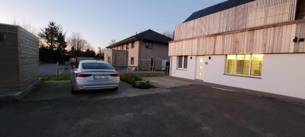 a car parked in a parking lot next to a building at Holiday Home Workers in Wervik