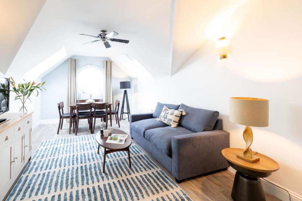 uma sala de estar com um sofá e uma mesa em SACO Jersey - Merlin House em Saint Helier