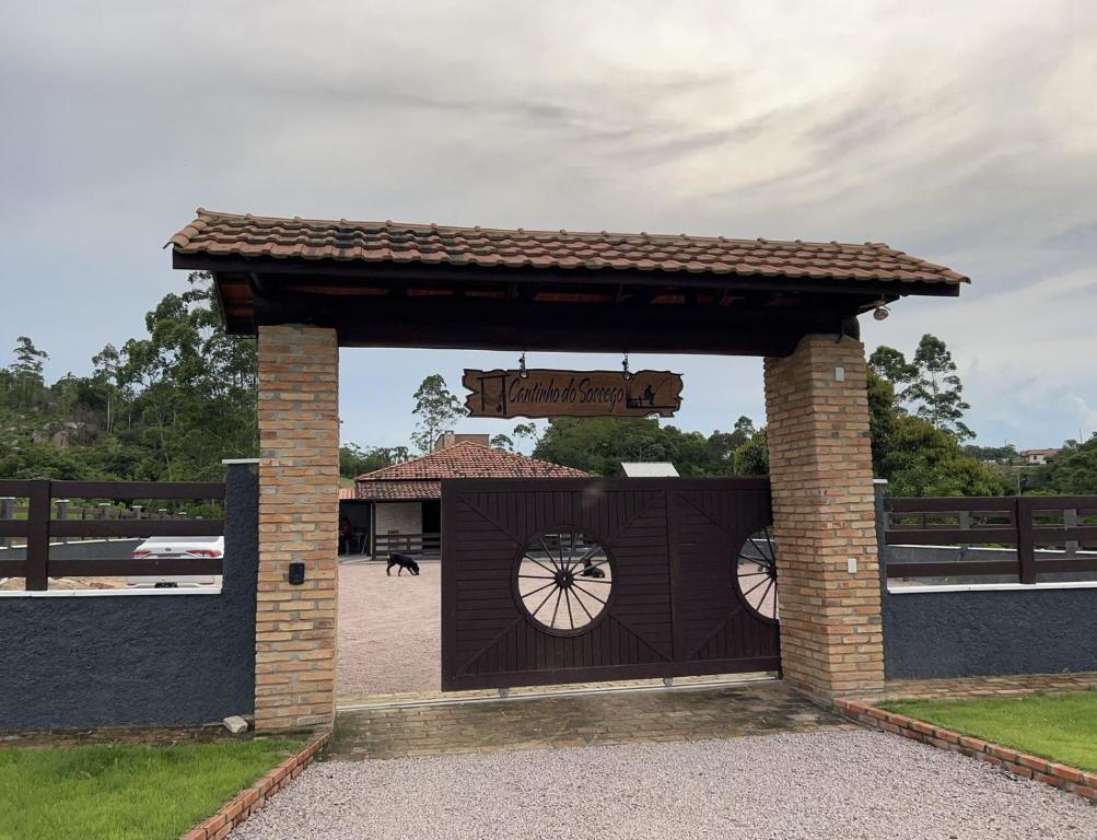 Ein Tor mit einem Zaun mit einem Schild drauf. in der Unterkunft SÍTIO CANTINHO DO SOSSEGO, Casa de campo, pescaria, lareira, jogos de bilhar, area gourmet etc in Treze de Maio