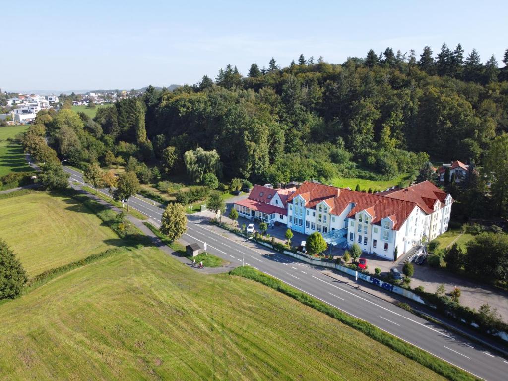 eine Luftansicht eines großen Hauses auf einem Hügel in der Unterkunft Hotel Bessunger Forst in Roßdorf