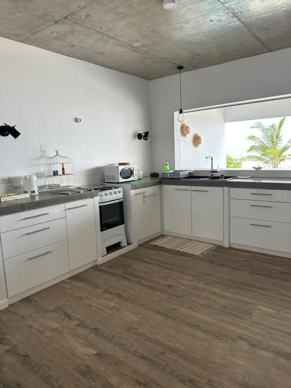 Kuchyň nebo kuchyňský kout v ubytování Pension Irivai appartement "Uparu" 1 chambre bord de mer