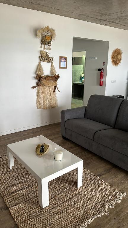 Posezení v ubytování Pension Irivai appartement "Uparu" 1 chambre bord de mer