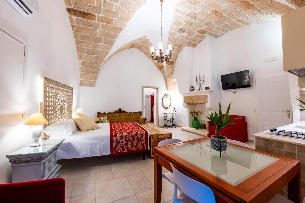 1 dormitorio con 1 cama y 1 mesa en una habitación en Palazzo dei Don, en Racale