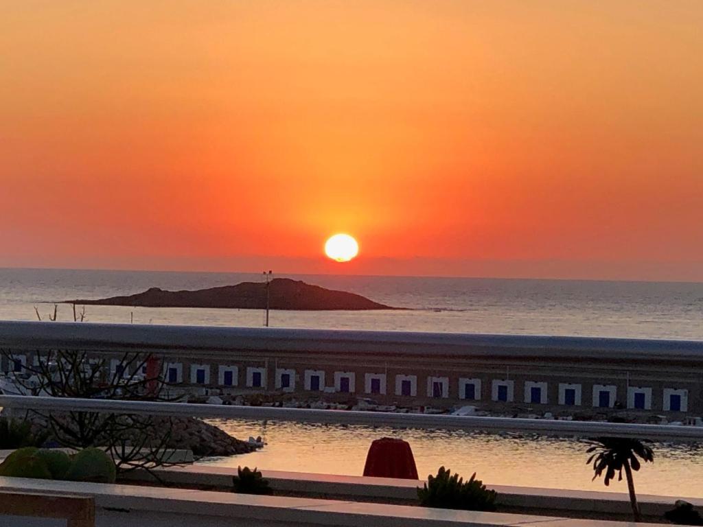 a train station with the sunset in the background at Ático en Parque Natural Cabo de Gata in Carboneras