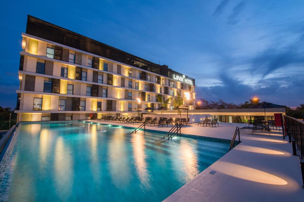 a hotel with a large swimming pool at night at Linx Galeão in Rio de Janeiro