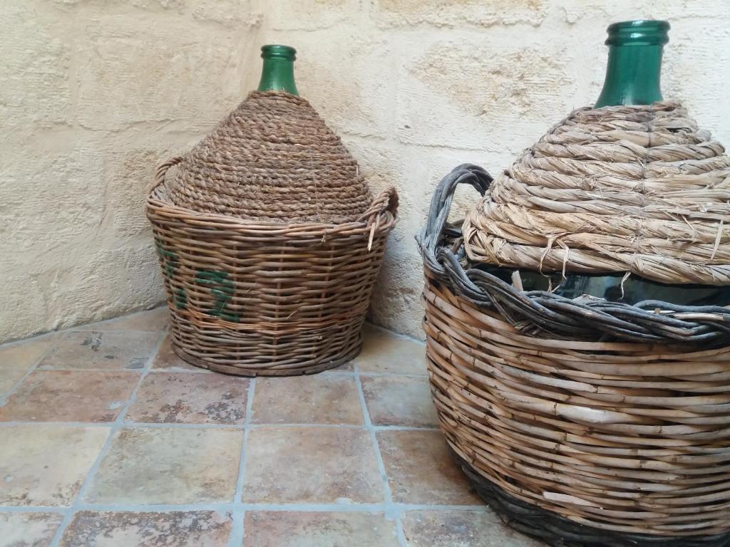 dos cestas sentadas junto a una pared en Bed & Breakfast Casa Lopez, en Barletta