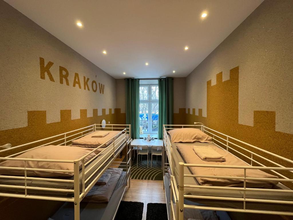 Posteľ alebo postele v izbe v ubytovaní Girls Hostel
