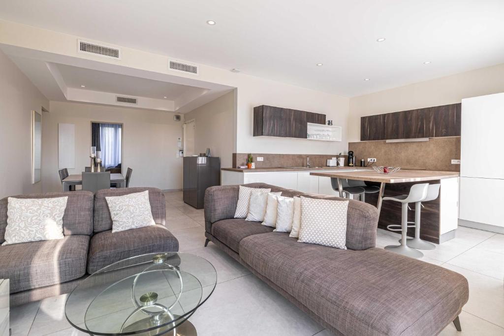 un salon avec un canapé et une table dans l'établissement Splendid apartment, Sea view, Parking - Croisette, à Cannes