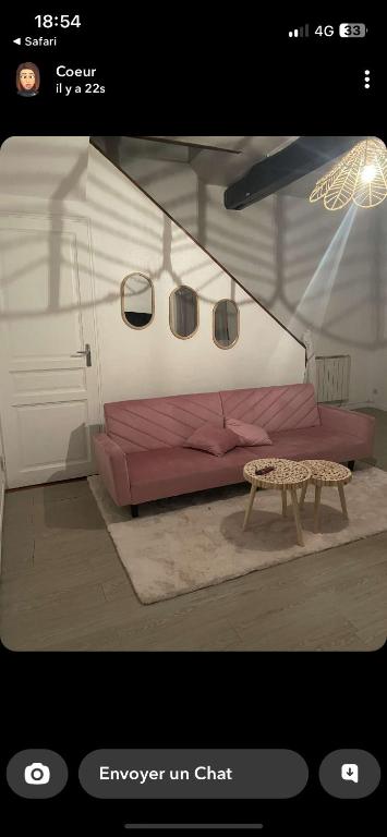 sala de estar con sofá rojo y mesa en Maison campagne, 