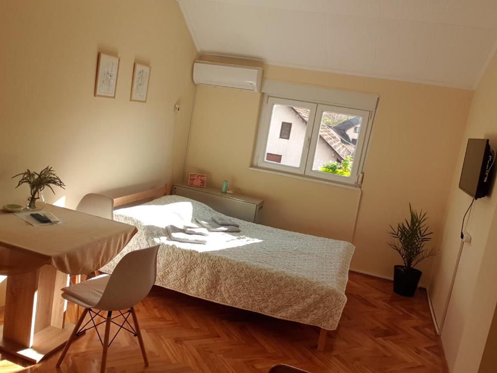 Un pat sau paturi într-o cameră la Apartman Ogledalo