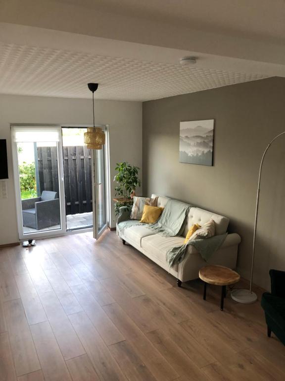 a living room with a couch and a table at Schöfferles Ferienwohnung mit Sauna in Keidelheim
