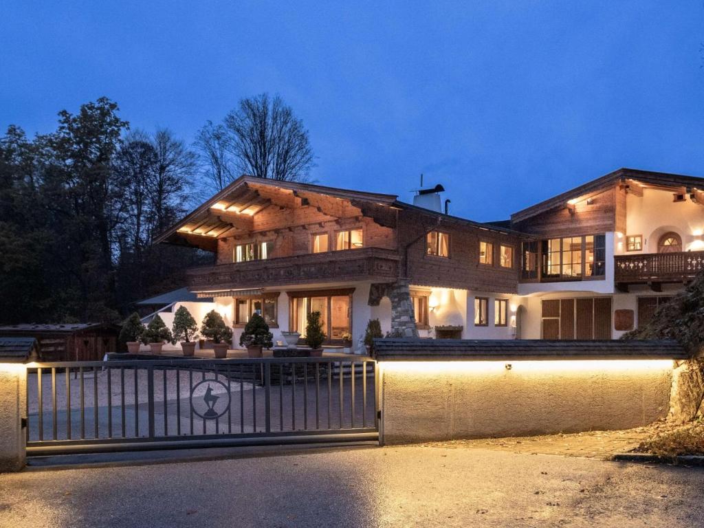 una casa grande con una valla delante en City Hide-Away, en Kitzbühel