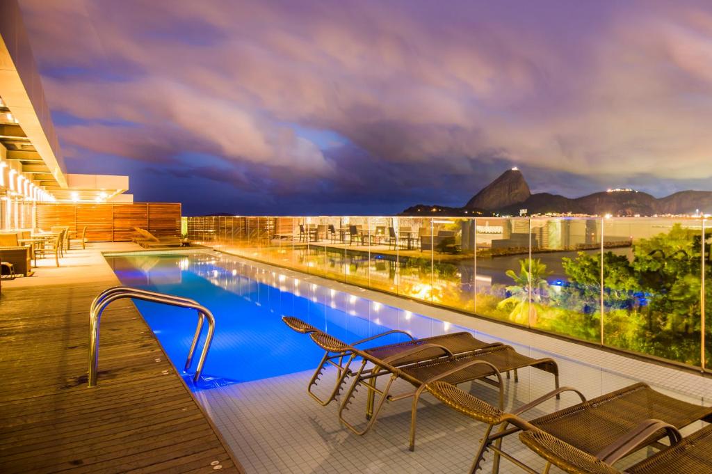 una piscina de hotel con vistas al océano en Prodigy Santos Dumont en Río de Janeiro