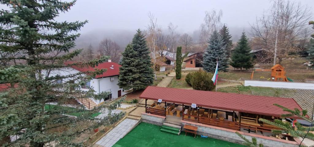 an aerial view of a house with a green yard at Комплекс Асеневци in Tsareva Livada